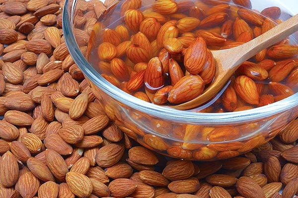 چرا باید روز خود را با آجیل خیس خورده آغاز کنیم