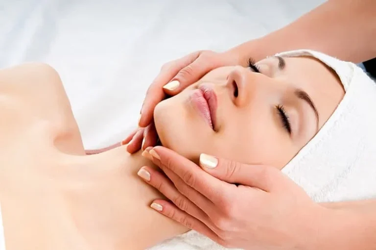 چگونه می‌توان با استفاده از ماساژ صورت به کاهش چربی صورت دست یافت؟
