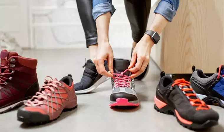 What kind of shoes are suitable for sports?